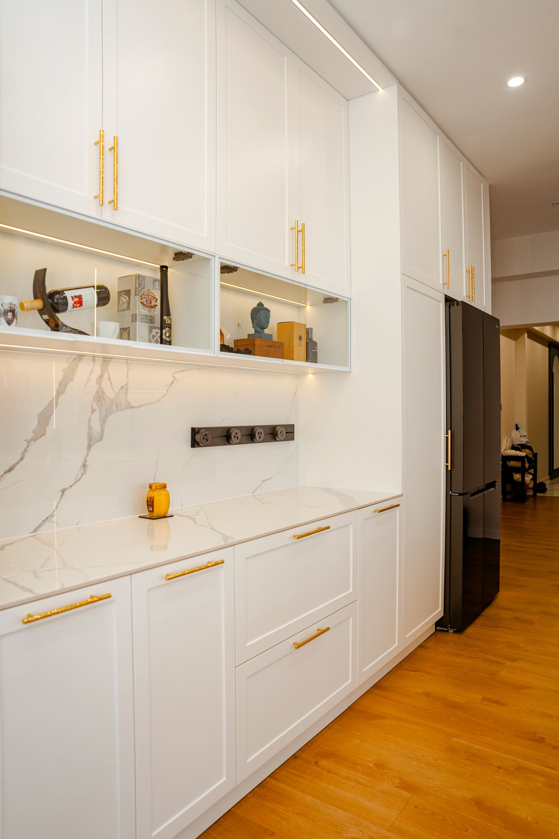 A marble-accented kitchen with warm lighting